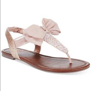NWOT Material Girl Swan Flat Thong Sandals